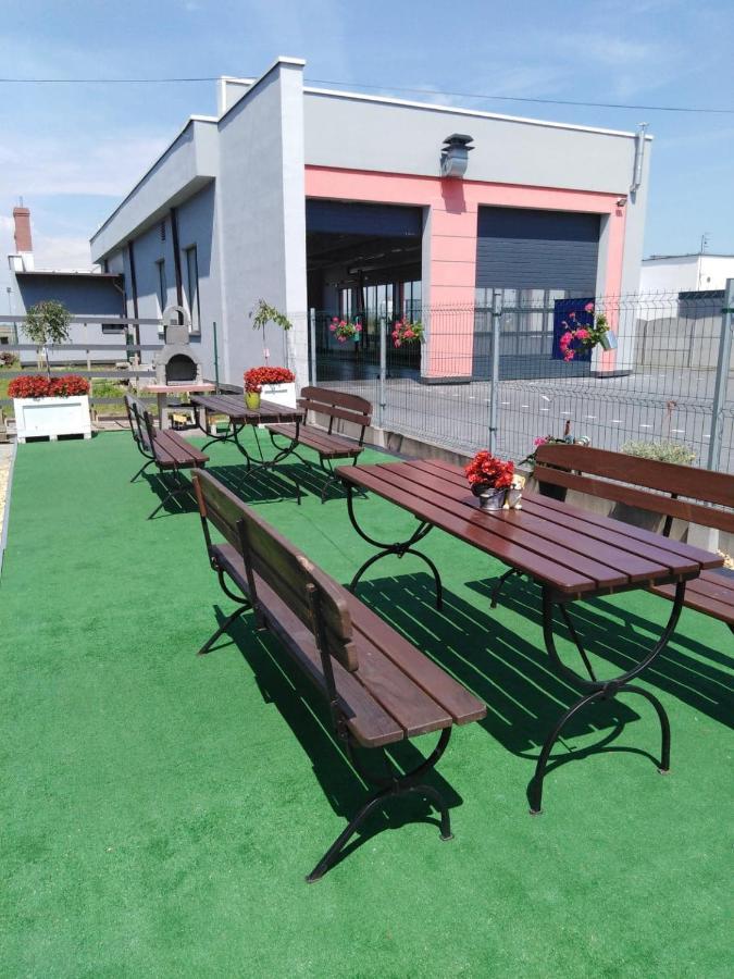 Pod Kogucikiem Aparthotel Krzyzanowice Exterior foto